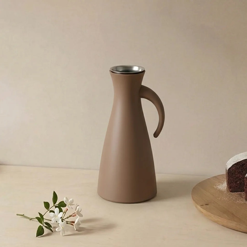502845 Eva Solo Sculptural Vacuum Jug – Chocolate Brown, 1.0 Litre
