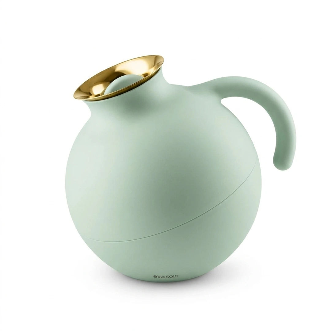 6170 Eva Solo Premium Sculptural Vacuum Jug – Matte Sage Green & Gold, 1.0 Litre