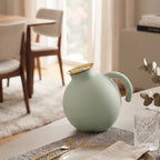 6170 Eva Solo Premium Sculptural Vacuum Jug – Matte Sage Green & Gold, 1.0 Litre