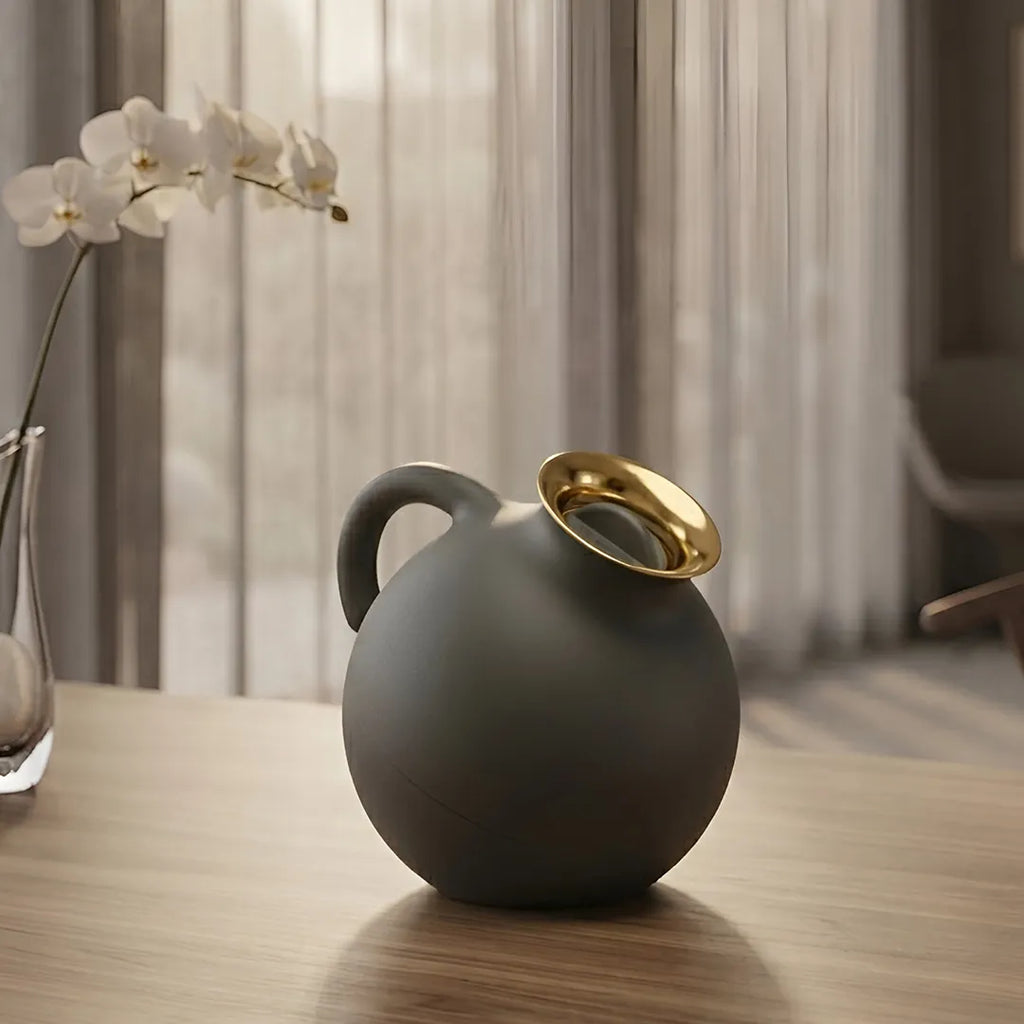 6171 Eva Solo Premium Sculptural Vacuum Jug – Matte Charcoal Grey & Gold, 1.0 Litre