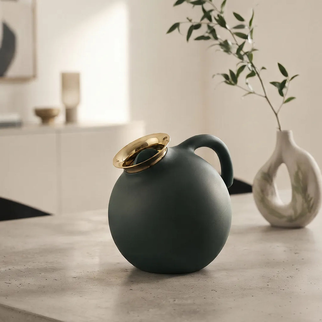 6395 Eva Solo Sculptural Vacuum Jug – Forest Green & Gold, 1.0 Litre