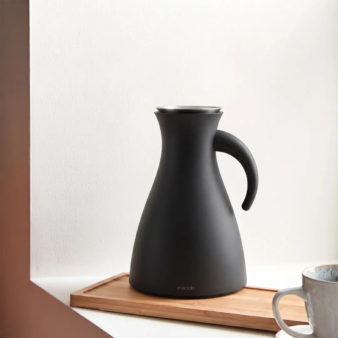 6691 Eva Solo Sculptural Vacuum Jug – Matte Charcoal Black, 1.0 Litre